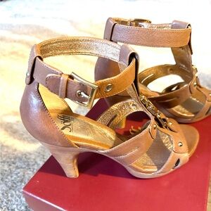 Sofft Cesena Sandals Heels Brown Twine Tan 9.5 M Leather Gold Jewels